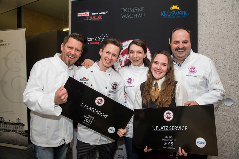 Mike Süsser, Sieger Bereich Küche Gottfried Broz, Eveline Wild, Sieger im Bereich Service Anna-Sophie Schweiger und Johann Lafer (v.l.) / Foto © Werner Krug