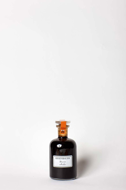  5. Bouvier Archiv 2003: 93 Punkte12 Jahre, Gegenbauer€ 105,– für 100 ml (€ 1050,–/l)Säure: 2 %Gegenbauer, www.gegenbauer.at Schwarz, extrem zäh; riecht nach TBA- Traube; sehr fruchtig, Kräuternoten, Walnuss, erinnert an »Rumtopf«.