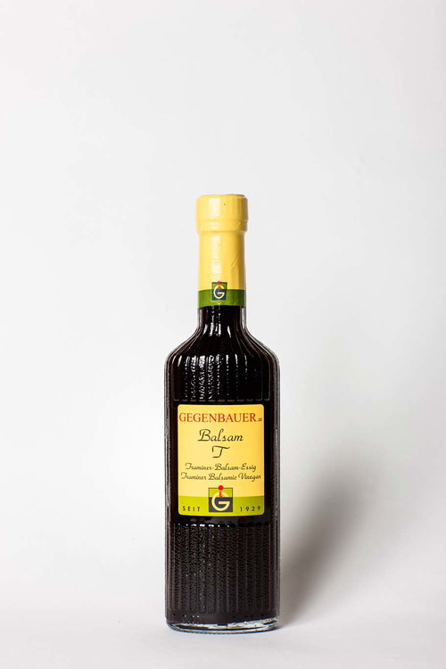  7. Gegenbauer Balsam-Essig T (Traminer) 2008: 91 PunkteMIND. 5 JAHRE, Gegenbauer€ 26,– für 250 ml (€ 104,–/l), Säure: 6 %Gegenbauer, www.gegenbauer.atDunkelbraun, flüssig; süße Trauben&nbsp;in der Nase; etwas säurebetont am Gaumen, leicht holzig, mostig.