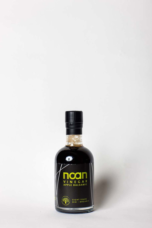  2. Noan Apfel:&nbsp;93 PunkteBalsam Essig&nbsp;mind. 8 Jahre, Noan GmbH€ 15,90 für 200 ml (€ 79,50/l), Säure: 5 %; Merkur Hoher Markt, www.merkurmarkt.at Hellbraun; Honignoten in der Aromatik; fruchtig, ausgewogene Süße, leicht holzig, gut ausbalanciert, mild.
