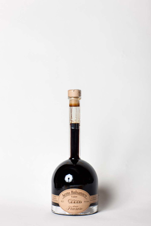  6. Pecoraro Aceto: 91 PunkteBalsamico, 9 JahreHerwig Pecoraro€ 39,60 für 200 ml (€ 198,–/l), ab HofSäure: 4 %; www.pecorarobalsamico.at Dunkelbraun, leicht viskos; verhaltene Nase; süß, blumig, weiches Mundgefühl, leicht rauchig, Pflaumen in Nachhall.