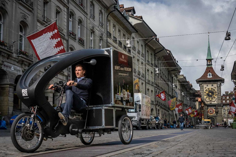 Fabian Cancellara demonstriert die Rikscha-Zustellung