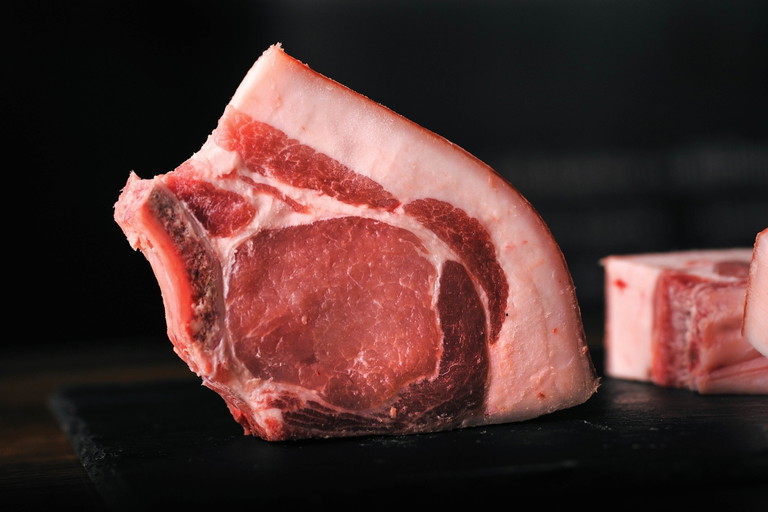 Bis zu 42 Tage reift das Dry Aged Pork am Knochen
