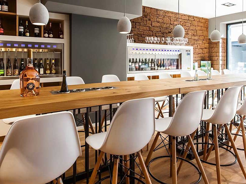 In der Vinothek der »wineBANK« in Frankfurt kann man Weine probieren.