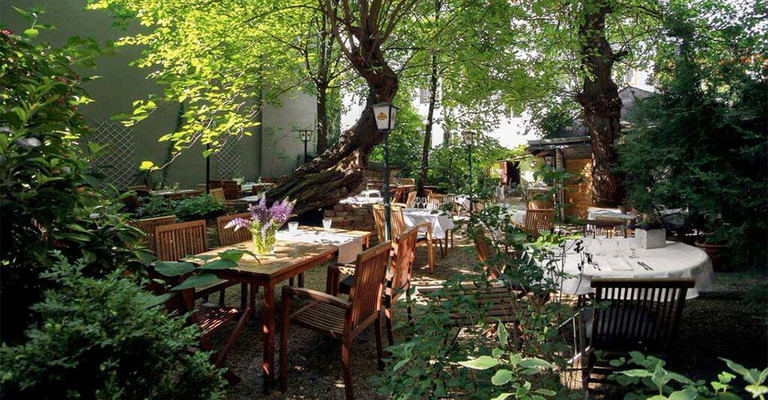 Grüne Oase in Gersthof: Gastgarten im »Freyenstein«.