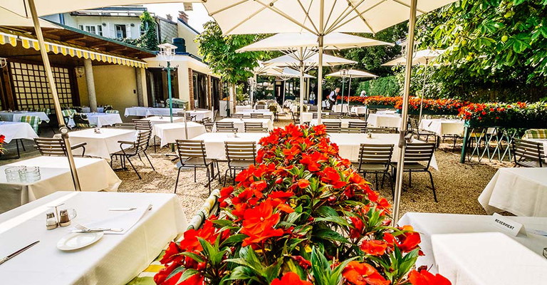 Gastgarten im Traditionslokal »Eckel«.