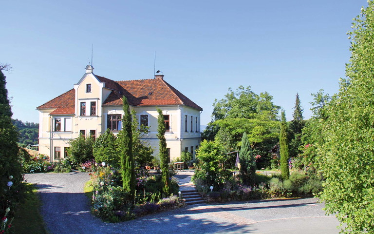 Geschichtsträchtiges Ambiente und Fernblick am Weingut und Buschenschank Kieslinger.