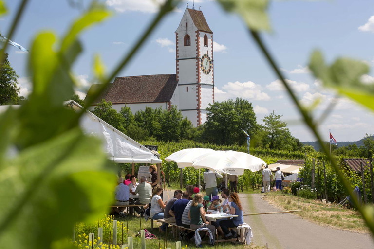 In zahlreichen «Räbhüsli» werden am Traubenblütenfest regionale Spezialitäten angeboten.