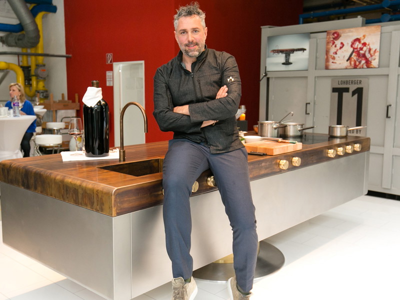 Roland Trettl präsentiert den T1 von Lohberger.