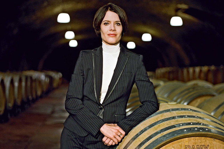 Jana Niederberger, hier im Keller des Weinguts von Winning, führt das Werk ihres Ehemannes fort.