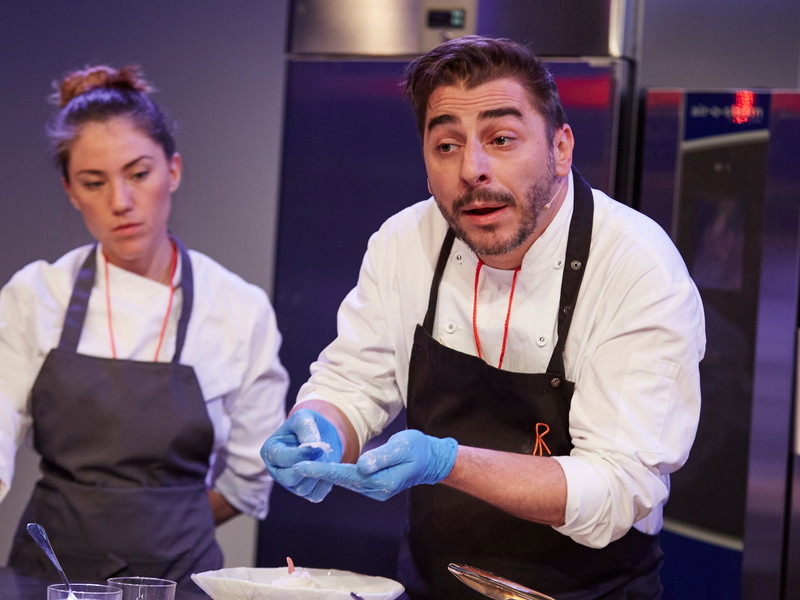 Jordi Roca mit seiner Ehefrau auf der Showbühne.