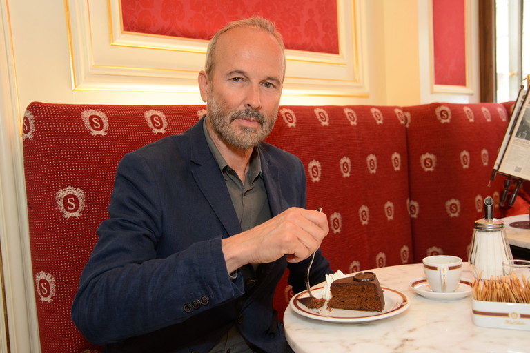 Der Künstler beim Genuss der Original Sacher-Torte.