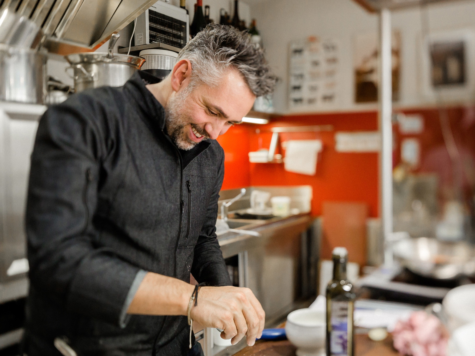 Roland Trettl präsentiert in Wien die neue Menülinie »Peter + Silie« by Sodexo. 