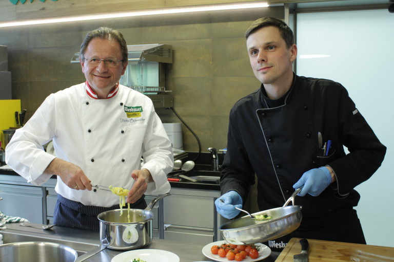 Spitzenkoch Helmut Österreicher schwört auf das Sous-vide-Verfahren.
