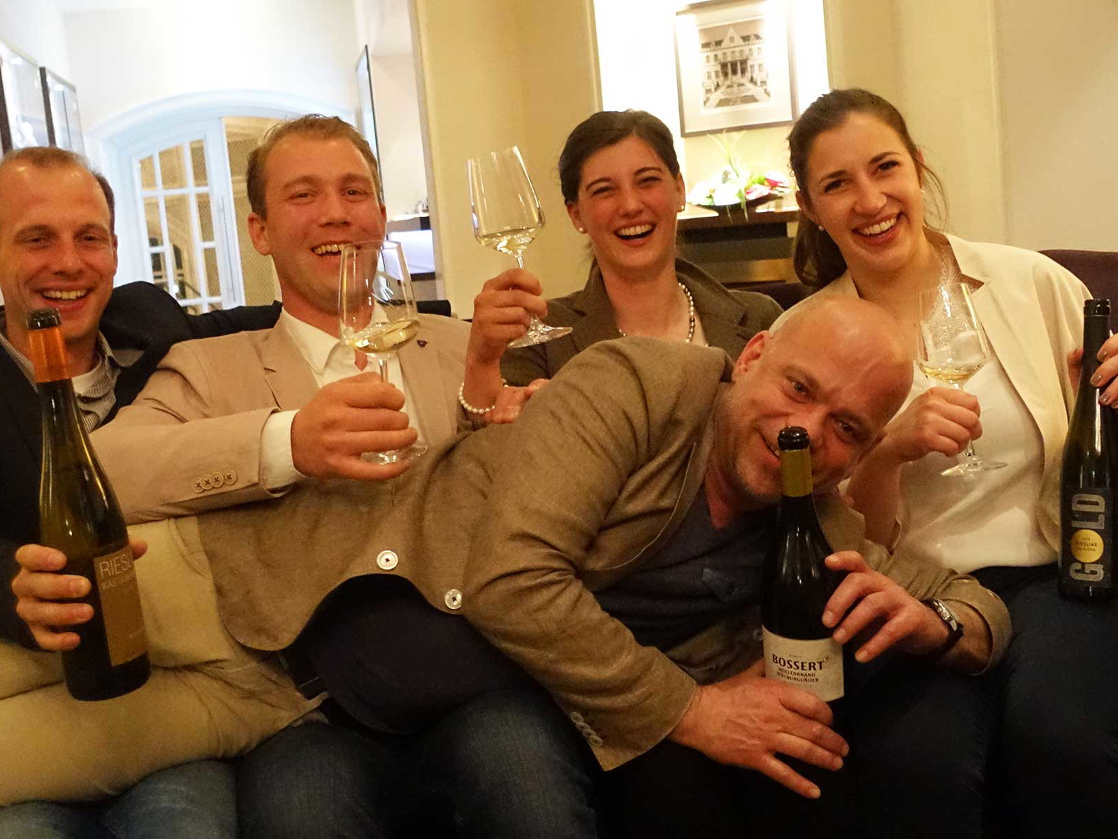 v.l.n.r.: Philipp Bossert, Leon Gold, Johanna Bossert, Victoria Lergenmüller gemeinsam mit Bernd Glauben und Axel Biesler (liegend).