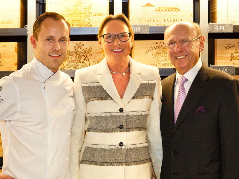 Das Unternehmerpaar Sabine und Fredi Grossauer mit Koch Tobias Funke.