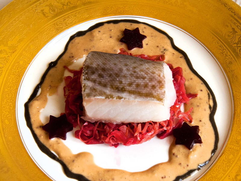 Kreation vom Saucenkönig Joachim Stern: Kabeljau­filet auf rotem Sauerkraut und Senfsauce.