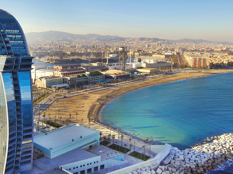Stadt und Strand: Barcelona vereint beides. Links im Bild: das Luxushotel »W«.