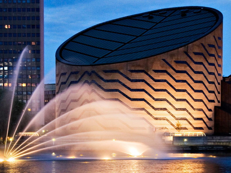 Stimmungsvolle Wasserspiele vor dem runden Gebäude des Tycho-Brahe-Planetariums.