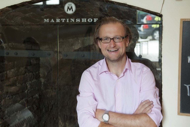 Michael Martin begrüßt Sie im Familien Heurigen.