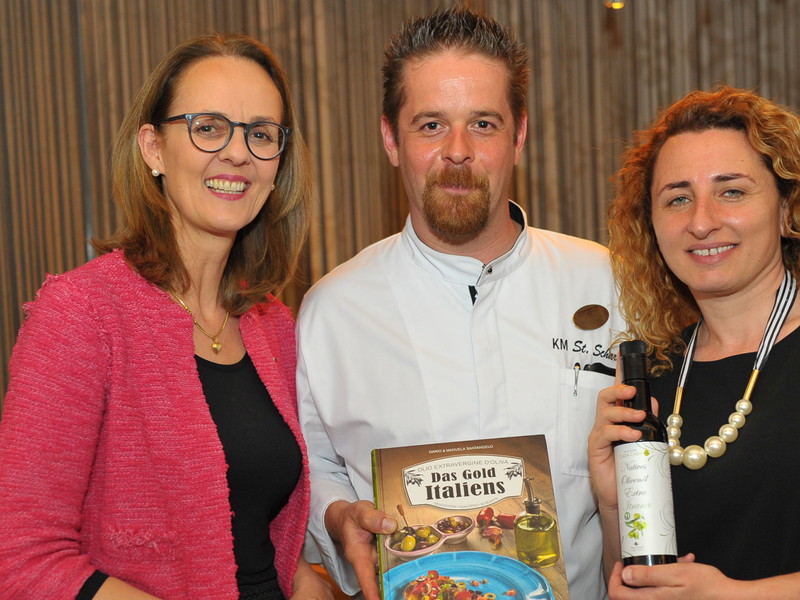 Hoteldirektorin Elisabeth Perwanger, Küchenchef Stefan Schartner und Olivenöl-Produzentin Lucia Iannotta