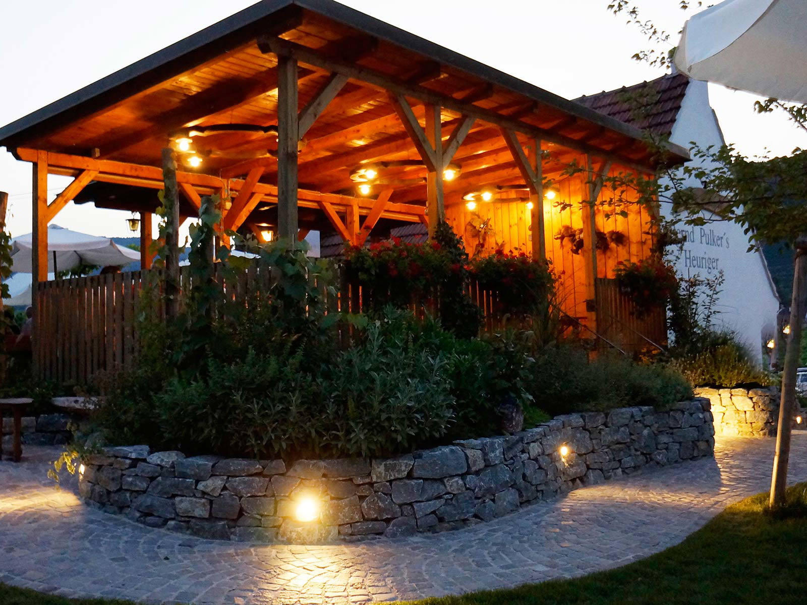Idyllische Abendstimmung: Pulker's Heuriger in Rührsdorf.