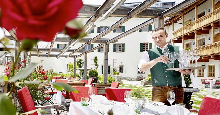 Tolles Ambiente mit Ausblick: Die Terrasse auf Schloss Mittersill.