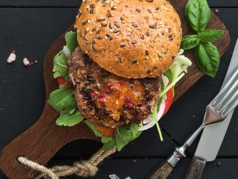 Verschiedene Burger-Variationen werden mit selbstgebackenem Bun und raffinierten Soßen zubereitet.