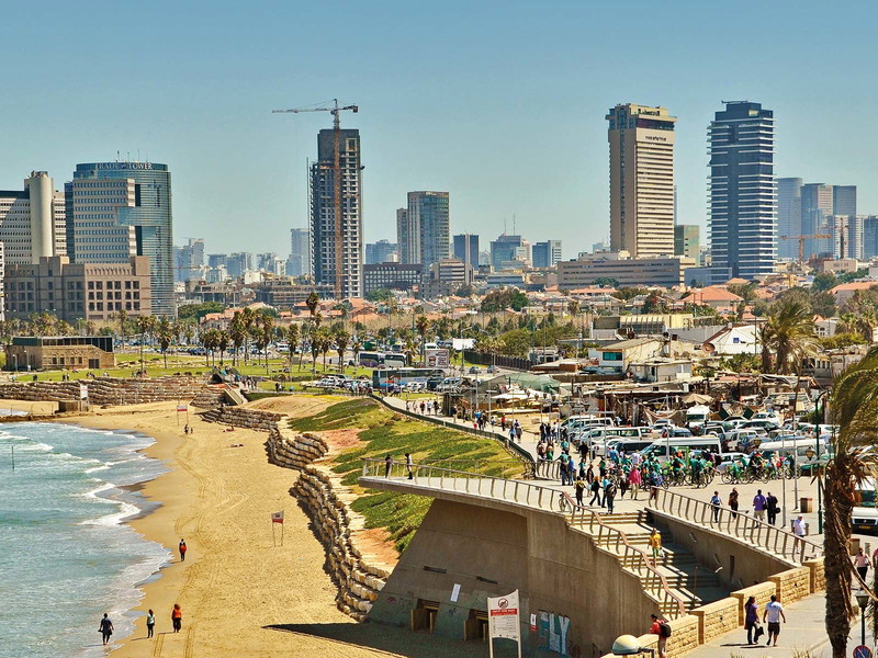 Strand und Skyline der «weißen Stadt».