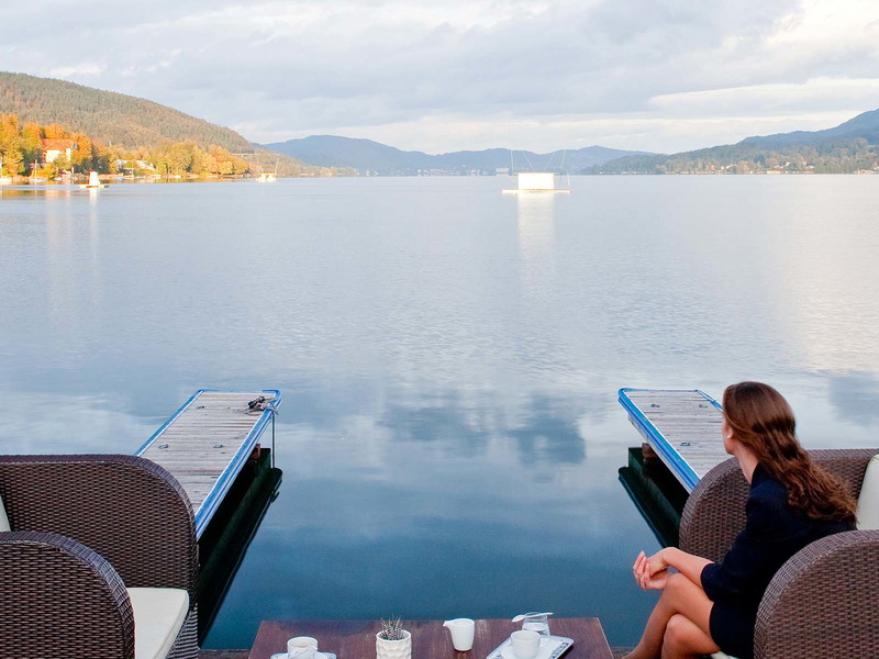 Blick von der Terrasse des Schlosshotels Velden Richtung Pörtschach.