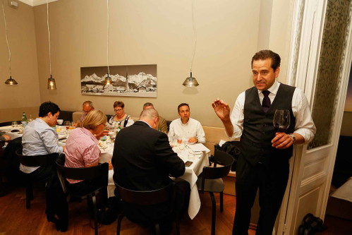 Sommelier Gerhard Retter mit vollem Körpereinsatz