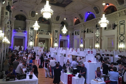 Der Festsaal mit Winzern aus dem Burgenland