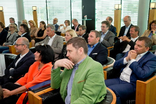 Reges Interesse an der Pressekonferenz im Hangar-7