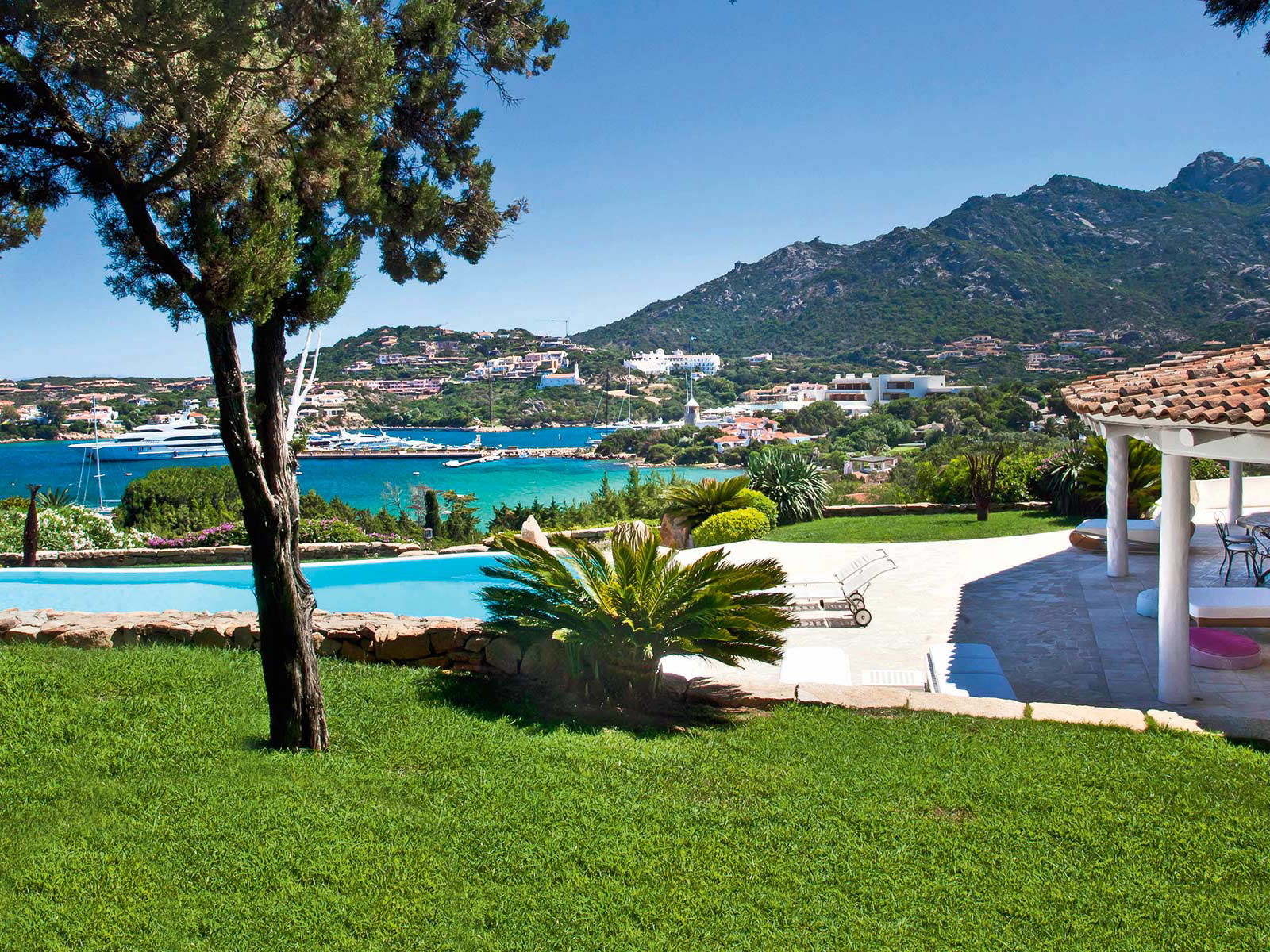 Interieur und Exterieur in perfektem Einklang: Villa an der Costa Smeralda auf Sardinien