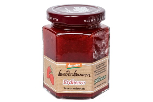 93 PUNKTE, Platz 1: Demeter »Die Beerenbauern Fruchtaufstrich Erdbeere« Leuchtend rote Farbe, sieht auf den ersten Blick wie Fruchtpüree aus, deutlich sicht- und riechbarer Fruchtanteil. Intensiver, reiner Erdbeergeschmack, überhaupt nicht zuckrig oder klebrig. Eindeutiger Gesamtsieger. Preis: ca. € 10,95/kg, Biosupermärkte, Feinkosthandel, Online-Versand 