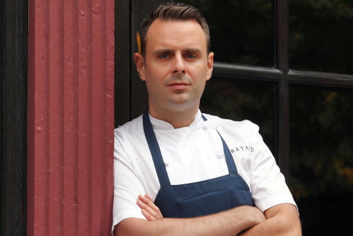 Markus GlockerGlocker schaffte den Sprung nach New York – von der Berufsschule Altmünster über das »Steirereck« und einem London-Abstecher bei Gordon Ramsay. Als Chefkoch im New Yorker Restaurant »Bâtard« erhielt er den »James Beard Foundation Award«.
