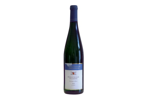 90 Punkte2015 Hohentwieler Olgaberg Sauvignon blanc trocken, Staatsweingut Meersburg (Baden)&nbsp;&nbsp; &nbsp;Roter Apfel, Mango, rauchig, Liebstöckel, Kümmel, weißer Pfeffer. Weicher Fond, viel Cremigkeit und ein mittelgewichtiger Extrakt, feine Säure, würziger und mineralisch geprägter Abklang. www.staatsweingut-meersburg.de€ 12,80