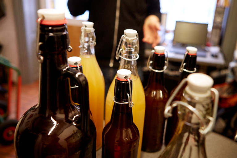 Bei Zimmertemperatur gärt das Bier dann weiter.