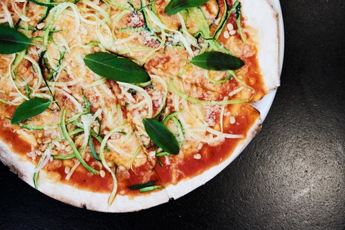 Hinter »Die grüne Schlange« verbirgt sich eine Pizza mit Zucchini-Spiralen, Mozzarella, Salbei, Pinienkernen, Parmesan und hausgemacht Tomatensauce.