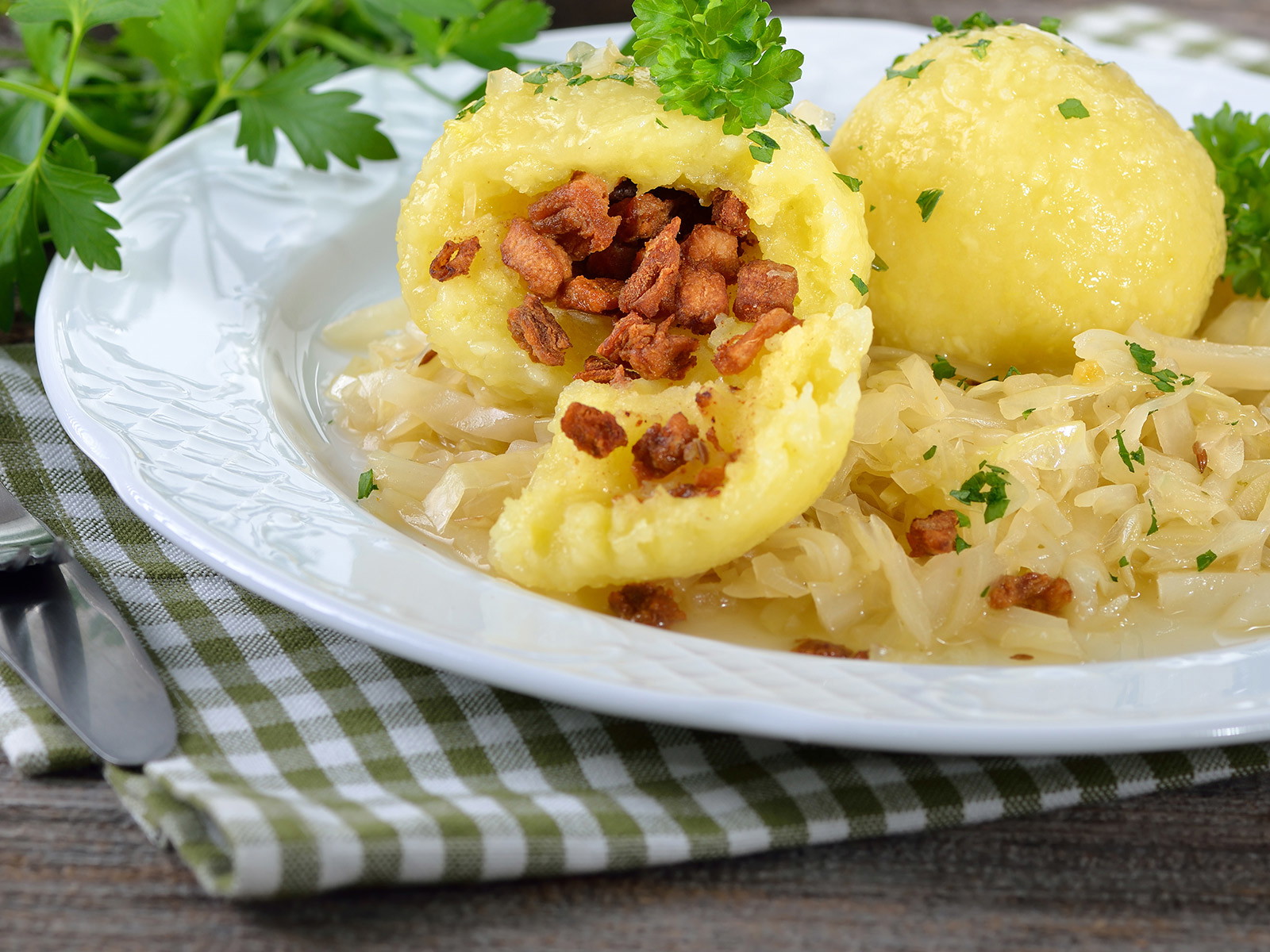Klassiker wie Speck-, Grammel- oder Fleisch­knödel sind heute auch ohne Fernrohr zu orten.