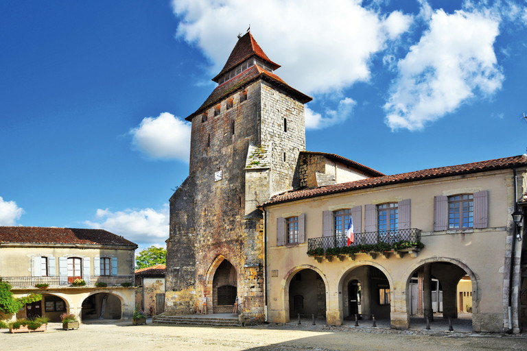 In&nbsp; Labastide-d'Armagnac reift Rebensaft in Eichenholzfässern zu Armagnac heran.