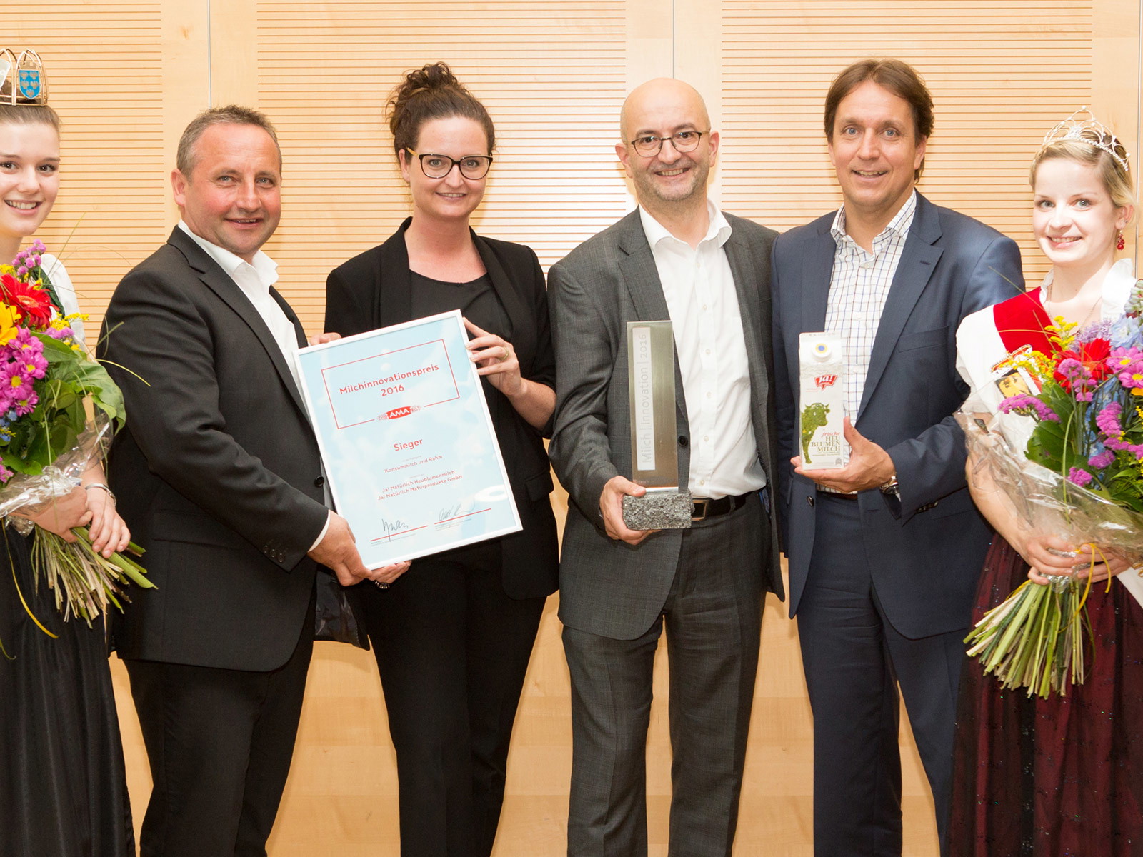 (v. l.) Milchkönigin Elisabeth I, Karl Neuhofer, Anje Reindl, Andreas Steidl, Christian Leeb, Milchkönigin Michaela I