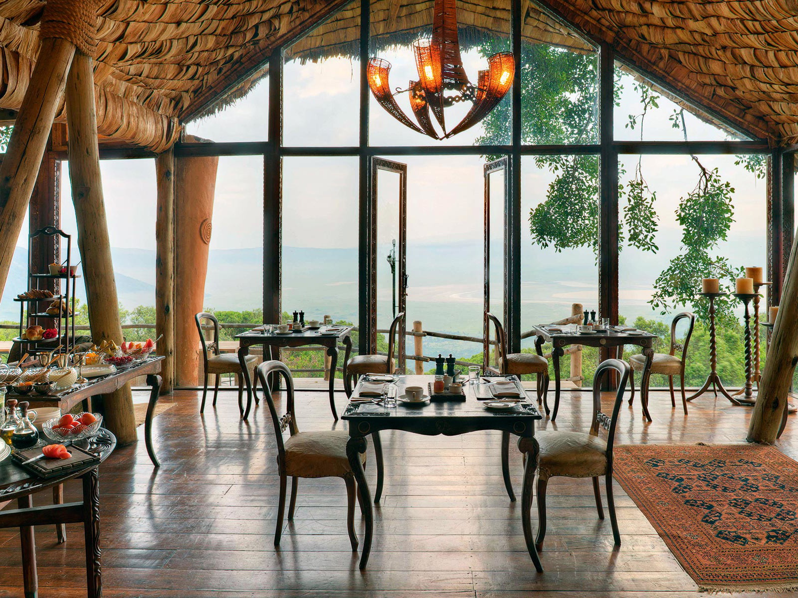 Persische Teppiche und wertvolle Antiquitäten als Luxus-Interieur in den Kolonialstil-Suiten: Royal Malewane (SA)