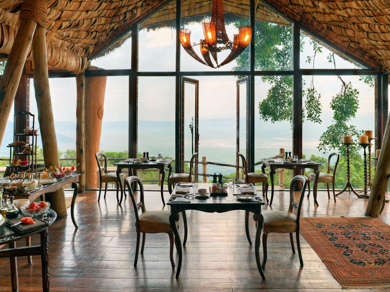 Persische Teppiche und wertvolle Antiquitäten als Luxus-Interieur in den Kolonialstil-Suiten: Royal Malewane (SA)
