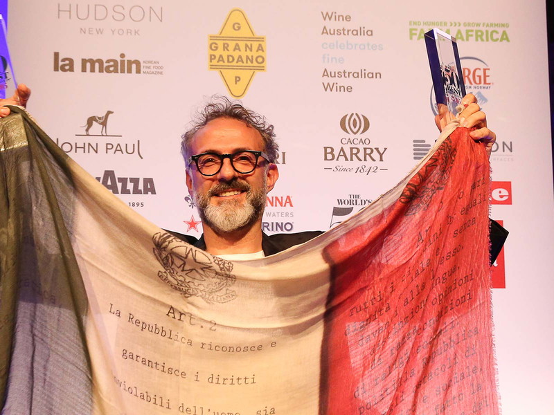 Massimo Bottura freut sich sichtlich über Platz 1.