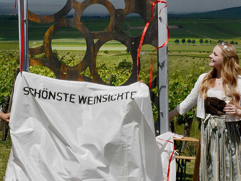 In Rheinhessen wurde die erste Weinsicht mit einer Stele versehen.