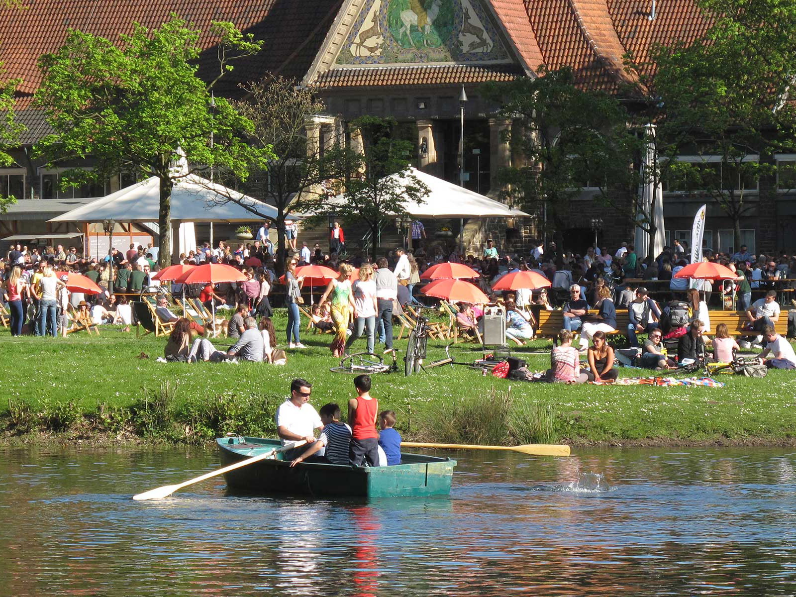 Das Stadtwaldhaus liegt im Wald und an einem Weiher.