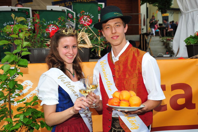 Veltlinerland Weinkönigin und Weinviertler Marillenkönig am Weinviertler Kirtag 2015