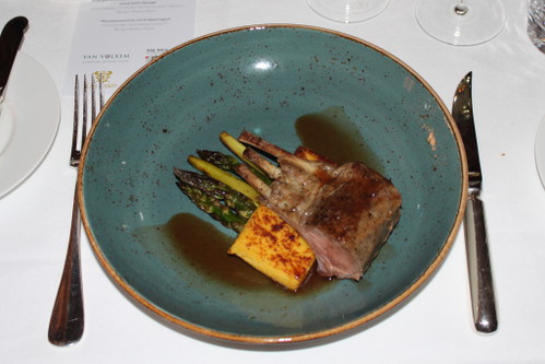 Rosa gebratene Lammkrone mit gebratener Polenta und grünem Spargel