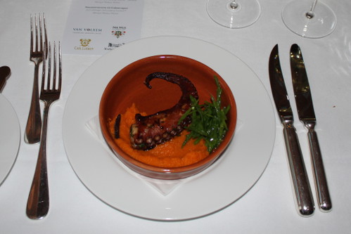 Gegrillter Oktopus auf cremiger Karotte und Kaiserschoten